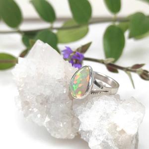 inari-desins-silver-opal-split-shank-ring